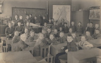 Opettaja Hilma Kiljunen oppilaineen 19.03.1938. Kuva: Kirsti Korhonen